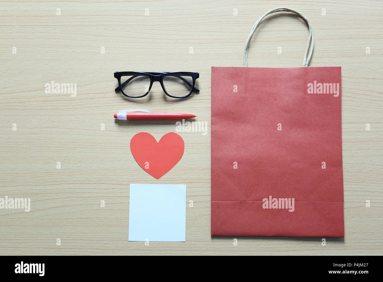 Rotes Papier Taschen und Accessoires Auf dem Holzboden und kopieren Sie Raum für Design in Unternehmen Ideen Konzept. Stockfoto