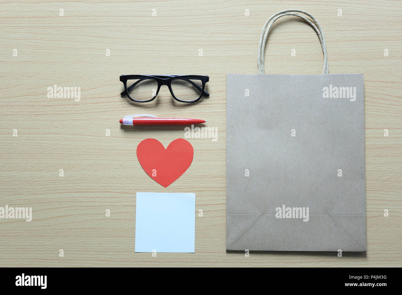 Braunes Papier Taschen und Accessoires Auf dem Holzboden und kopieren Sie Raum für Design in Unternehmen Ideen Konzept. Stockfoto