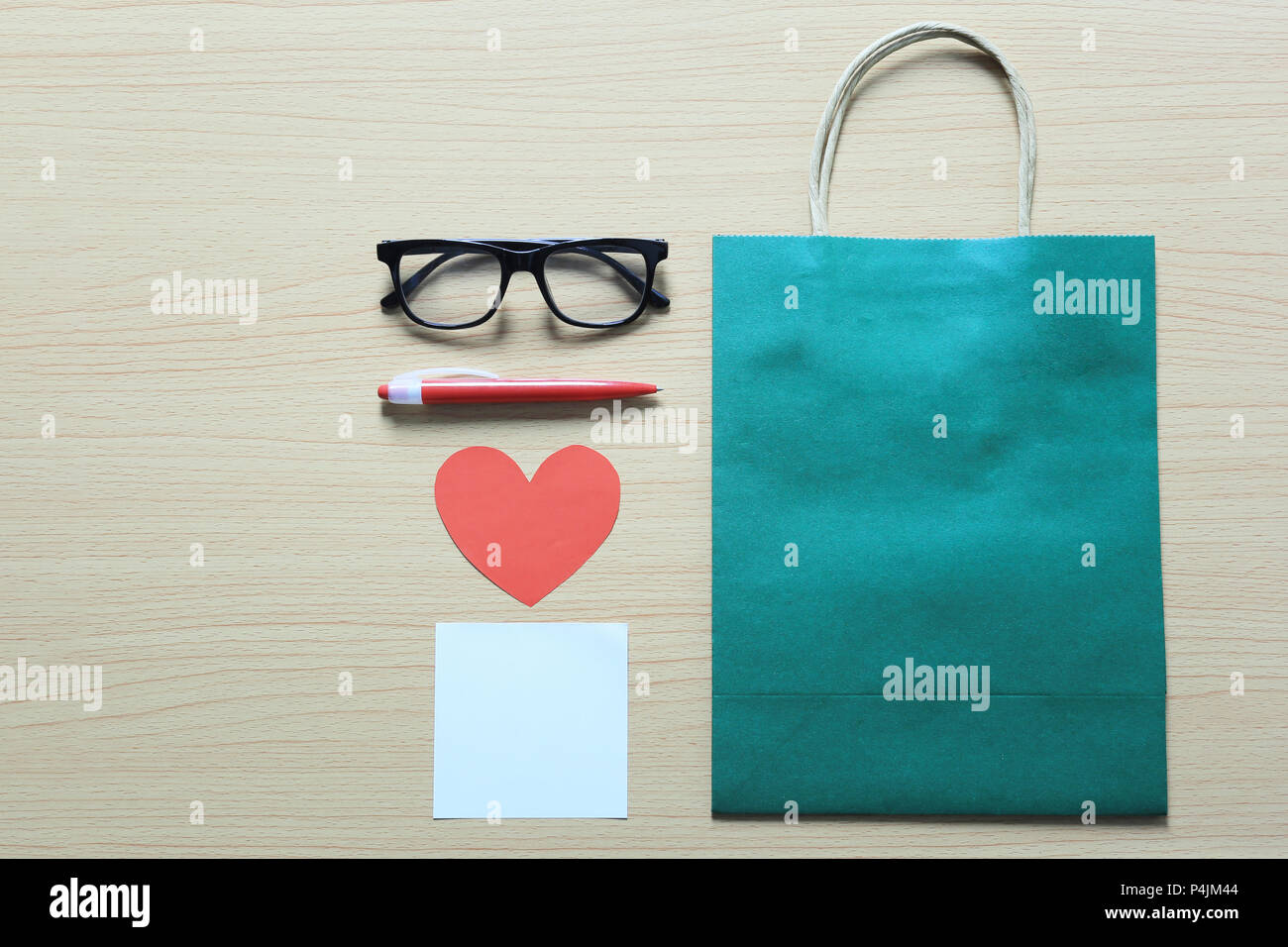 Grünbuch Taschen und Accessoires Auf dem Holzboden und kopieren Sie Raum für Design in Unternehmen Ideen Konzept. Stockfoto