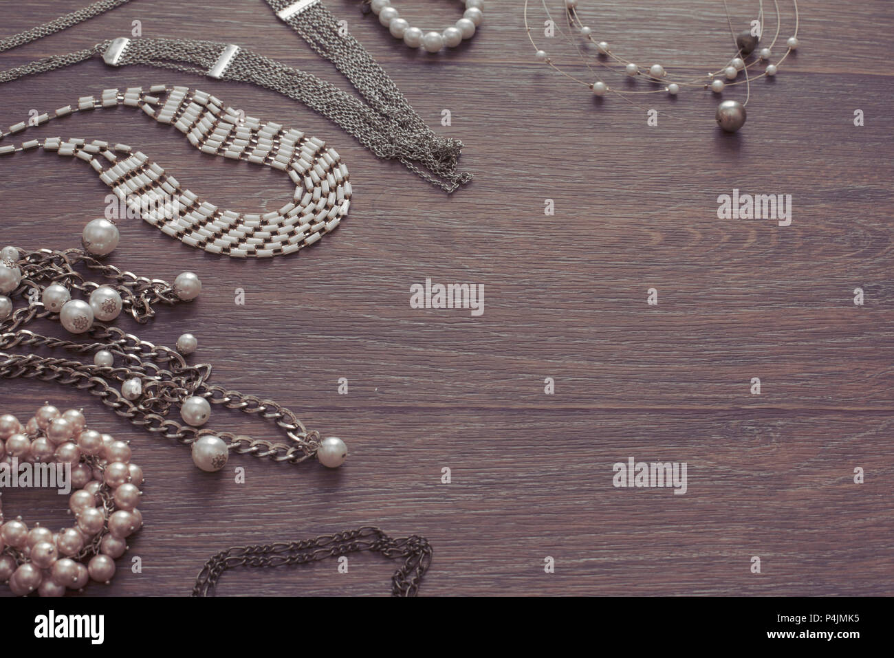 Satz von Vintage Schmuck auf einem dunklen Hintergrund. Halskette Perle cameo Medaillon beobachten Blick von oben Flach Stockfoto