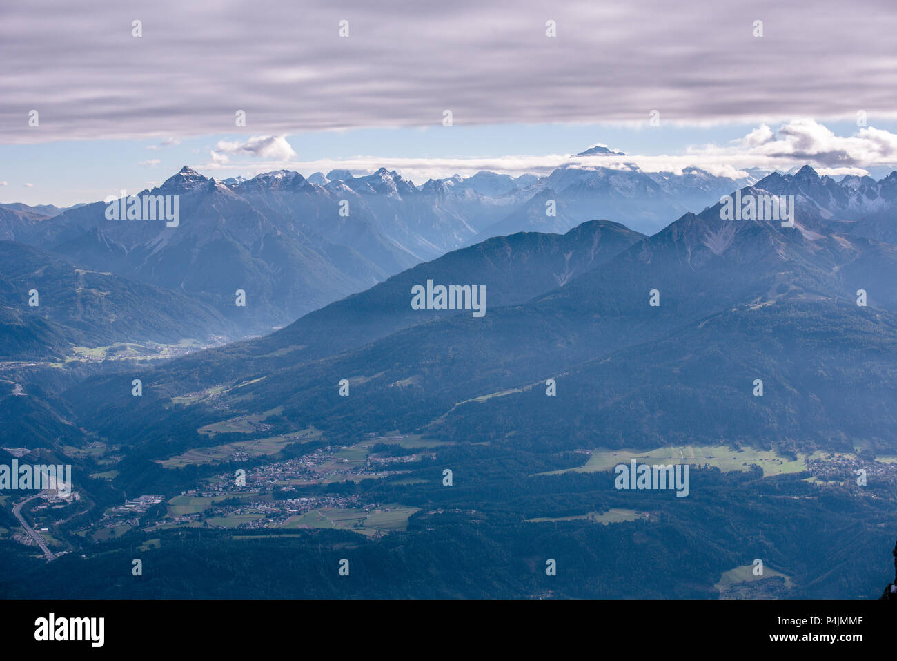 Blick von hafelekarspitze in Innsbruck zu Bergwelt des Stubaitals und Innsbruck, Österreich Stockfoto