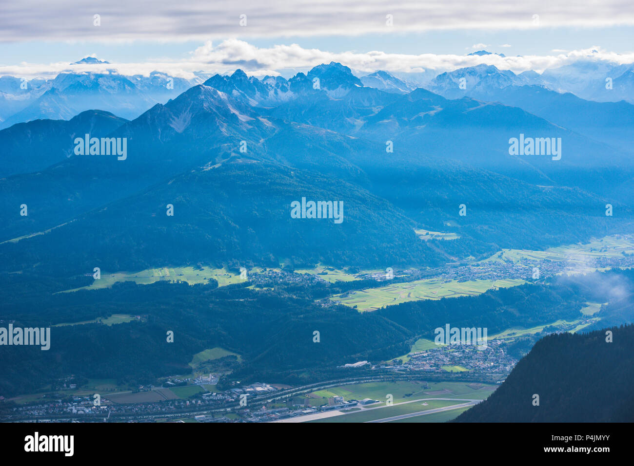 Blick von hafelekarspitze in Innsbruck zu Bergwelt des Stubaitals und Innsbruck, Österreich Stockfoto