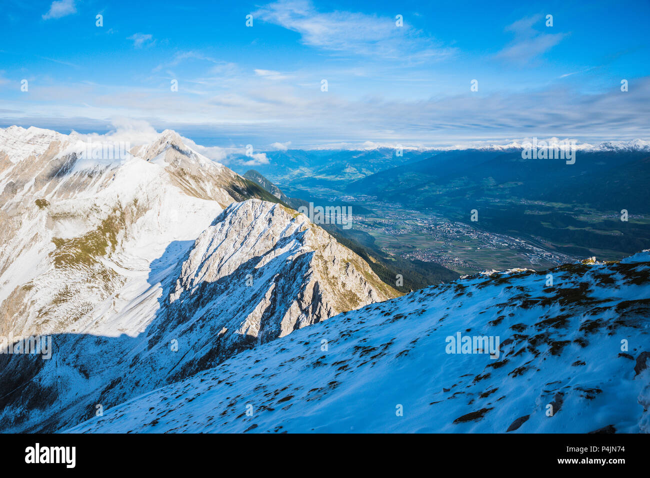 Blick von hafelekarspitze in Innsbruck zu Bergwelt von Innsbruck Tal, Österreich Stockfoto