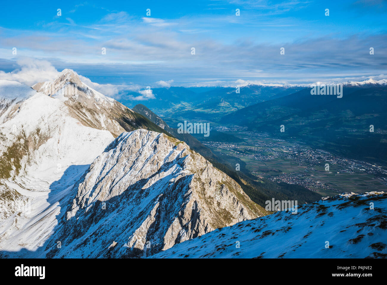 Blick von hafelekarspitze in Innsbruck zu Bergwelt von Innsbruck Tal, Österreich Stockfoto