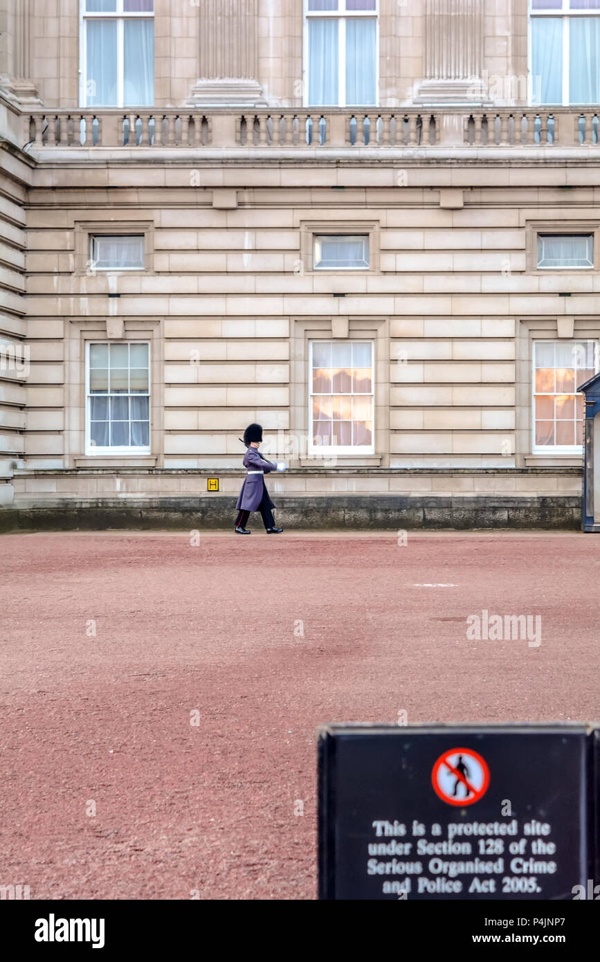 Queen's Foot guard am Buckingham Palace im Winter grau Super-coat marschieren und eine Bärenfellmütze cap. Stockfoto