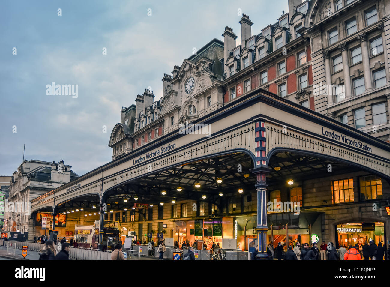 Eingang Fassade der Victoria Station in Westminster Schuß in den Abend. Es ist eine zweite geschäftigsten Terminus in Großbritannien nach Waterloo. Stockfoto