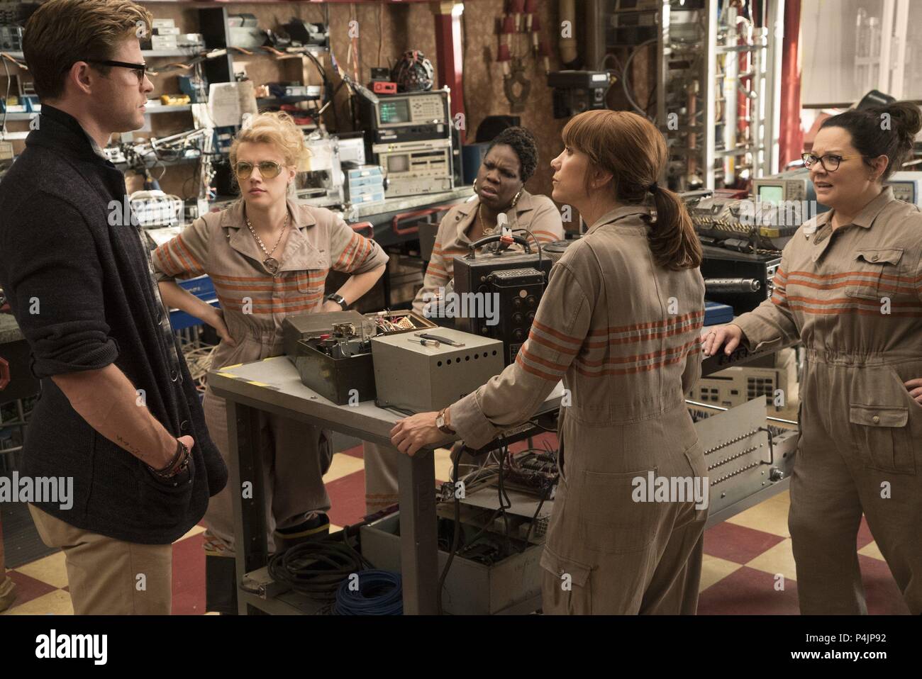 Original Film Titel: Ghostbusters. Englischer Titel: Ghostbusters. Regisseur: PAUL FEIG. Jahr: 2016. Stars: MELISSA MCCARTHY; Kristen Wiig; CHRIS HEMSWORTH; KATE MCKINNON; LESLIE JONES. Credit: BERGSTEN MUSIC/Columbia Pictures/FEIGCO ENTERTAINMENT/LStar/Album Stockfoto