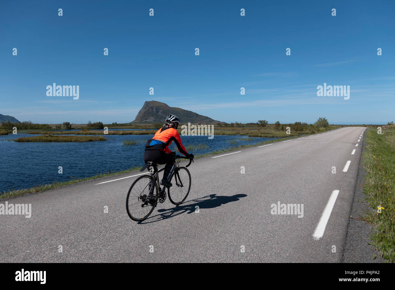 Weibliche Radfahrer in Norwegen. Stockfoto