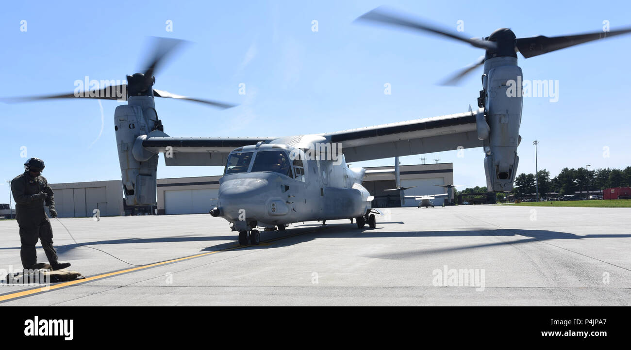 Us Marine Corps Cpl. Edward Leshore, Crew Chief mit dem Medium Tiltrotor Squadron 774, Marine Flugzeuge Gruppe 49, 4 Marine Air Wing, beobachtet, wie der V-22 Osprey seine Motoren für ein Flugzeug Luftbetankung Mission während des MAG-49 kombinierte Waffen Übung in Joint Base Mc Guire-Dix - Lakehurst, New Jersey, 16. Juni 2018 beginnt. Seit er in der Marine und Luftwaffe, die Osprey wurde in Transport und medizinische Evakuierung Operationen im Irak, Afghanistan, Libyen und Kuwait eingesetzt. (U. Us Marine Corps Foto von Lance Cpl. Ernesto G. Rojas Rojascorrea) Stockfoto