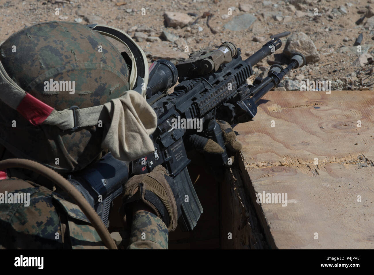 Ein Marine mit 1 Platoon, Alpha Company, 1.Bataillon, 23 Marine Regiment, 4 Marine Division, führt live - feuerwehrübungen auf Palette 410 A, ein platoon verstärkt Angriff, während integrierte Ausbildung Übung 4-18 bei Marine Corps Air Ground Combat Center Twentynine Palms, Calif., 11. Juni 2018. ITX 4-18 bietet MAGTF Elemente eine Gelegenheit, einen Service Level Bewertung der Kernkompetenzen, die sich auf Auslandseinsätze sind unerlässlich, um zu unterziehen, Vorwärts - bereitgestellt. (U.S. Marine Corps Foto von Lance Cpl. Samantha Schwoch/freigegeben) Stockfoto