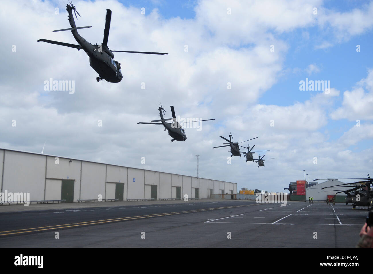 5 4 Combat Aviation Brigade, 4 Infanterie Division Black Hawk Hubschrauber heben Sie im Hafen von Rotterdam, Donnerstag, 21. Juni Anfang an Bewegung zu Illesheim, Deutschland. Das Flugzeug und Ausrüstung für das 4.CAB aus Ft. Carson, Colorado angekommen und war in Rotterdam 20. Juni verschoben. Sie sind bereitstellen zu Europa für neun Monate zur Unterstützung der Atlantischen Lösen mit 52 UH-60 und HH-60 Schwarze Falken, 12 CH-47 Chinook, 24 AH-64 Apaches und 1.500 Stücke der Ausrüstung als dritte Ferse - - toe Drehung eines U.S. Army Aviation Brigade. Für die nächsten neun Monate 4 CAB in Mi teilnehmen Stockfoto