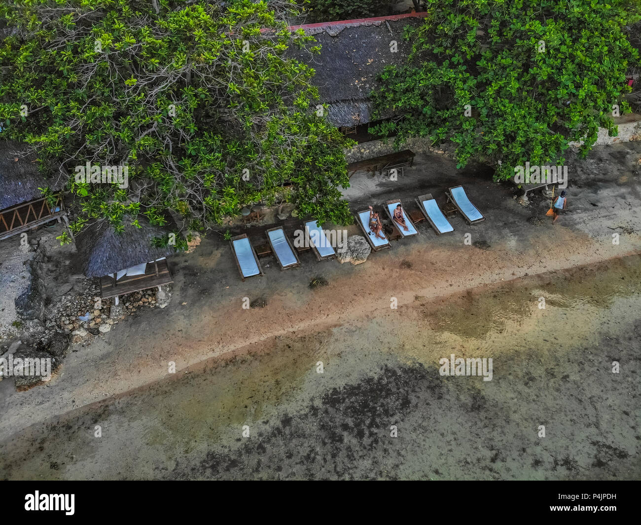 Nachmittag Rückzugsort an der Strand in Calatagan, Batangas, Philippinen beim Warten auf den Sonnenuntergang Stockfoto