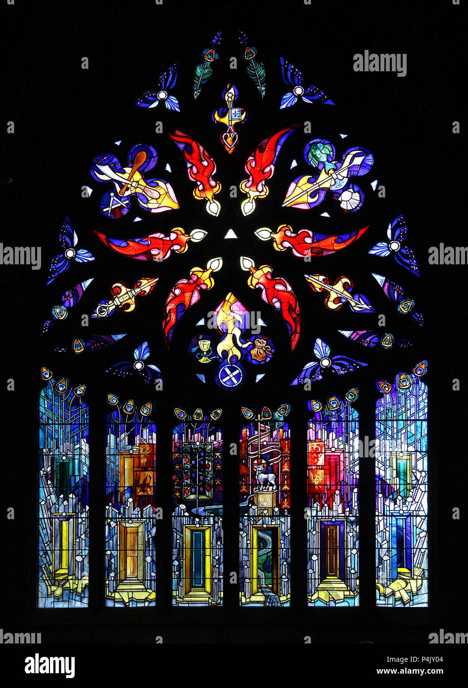 Ein modernes Kirchenfenster in St. Michael's Church, Linlithgow, West Lothian, Schottland Stockfoto