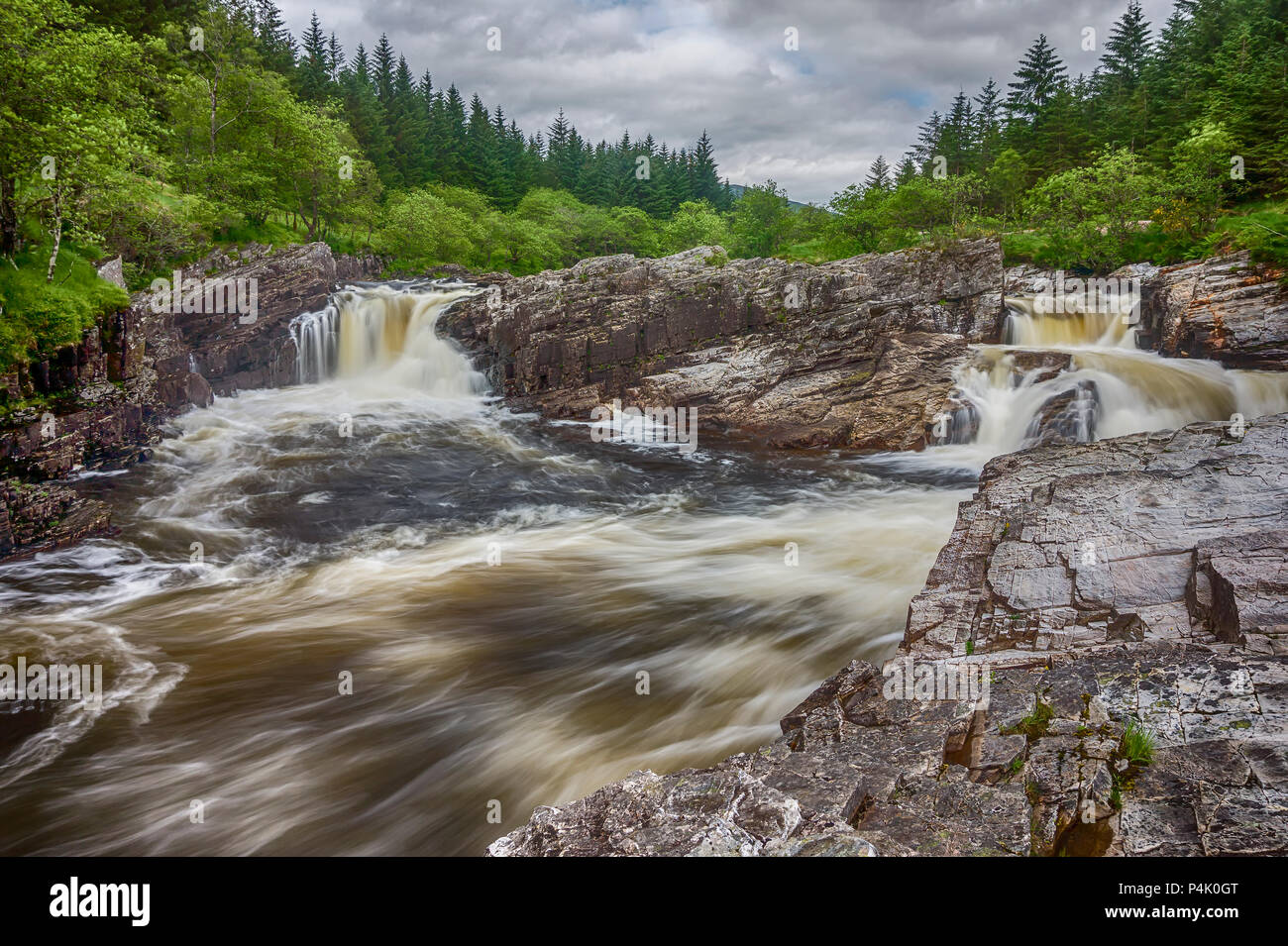 Der Fluss Orchy fließt über den EAS A' Chathaidh Wasserfall auf seinem Weg hinunter nach Glen Orchy. Stockfoto