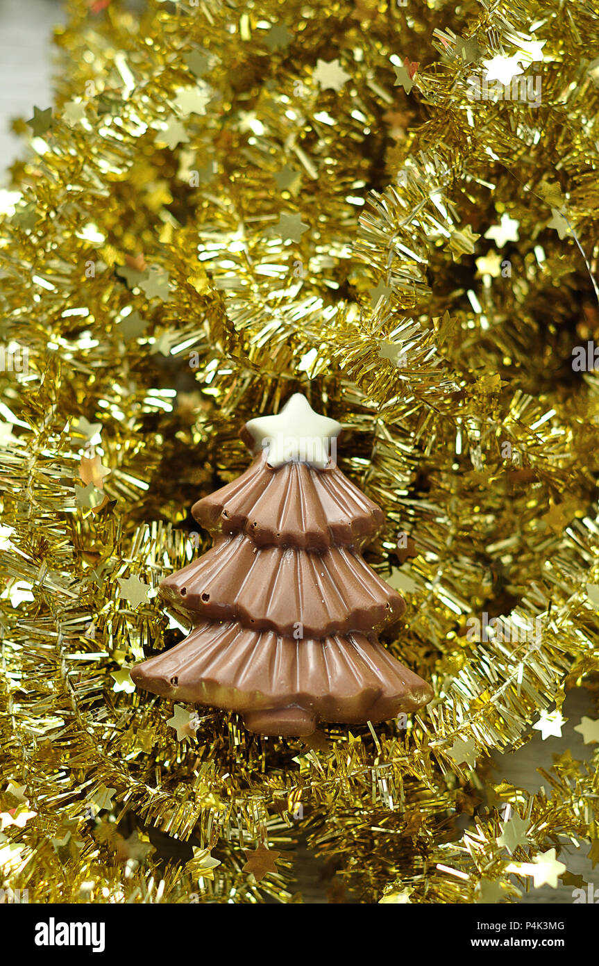 Eine Schokolade Weihnachten Baum auf goldenen Lametta angezeigt  Stockfotografie - Alamy
