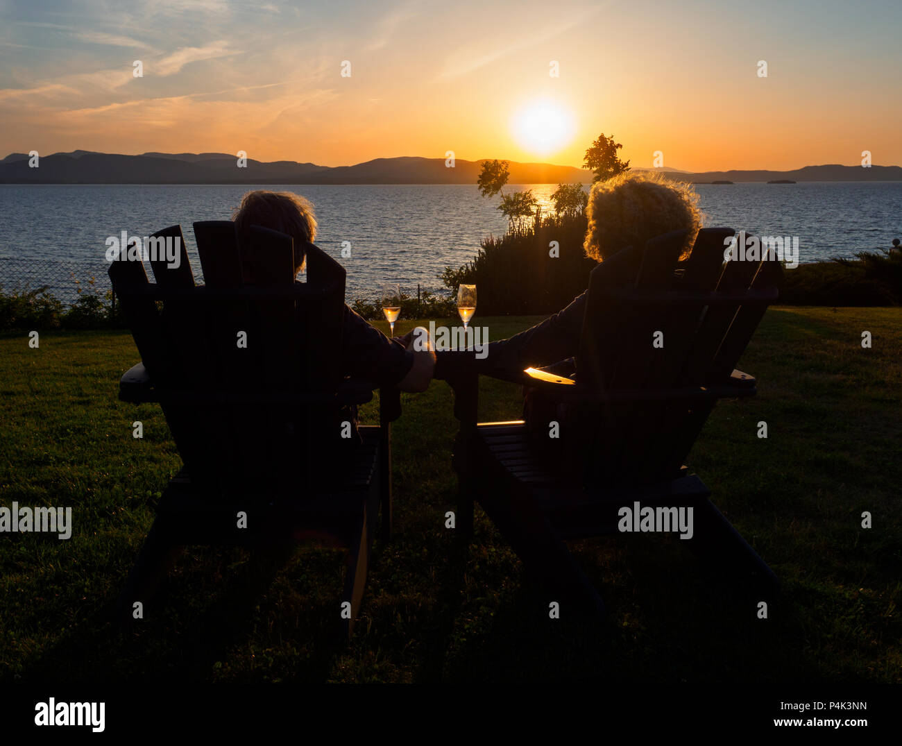 Reifes Paar genießen den Sonnenuntergang über den Lake Champlain. Stockfoto