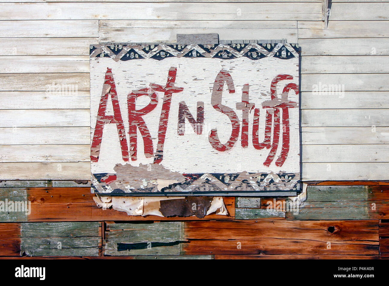 Kunst n Stuff Hand gemalte Zeichen, American folk art, Outsider Art, auf eine lange abgerissenen Wüste Kabine, in der hohen Wüste, die Mojave, Kalifornien, USA. Stockfoto