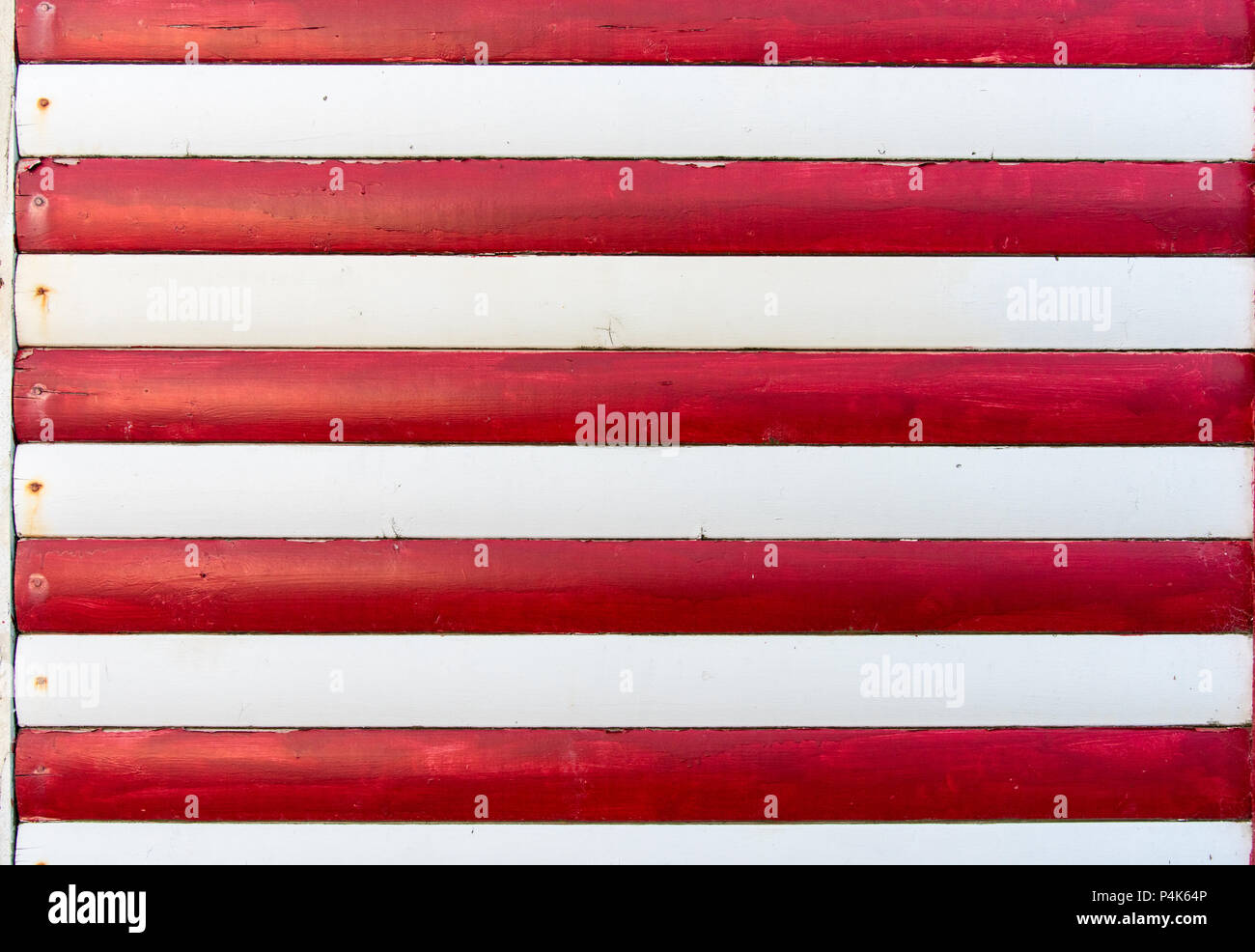 Abschnitt der roten und weißen Holztäfelung aus einem Seaside Beach Hut. Perfekt als Hintergrund für Sommerurlaub oder Meer Themen. Stockfoto