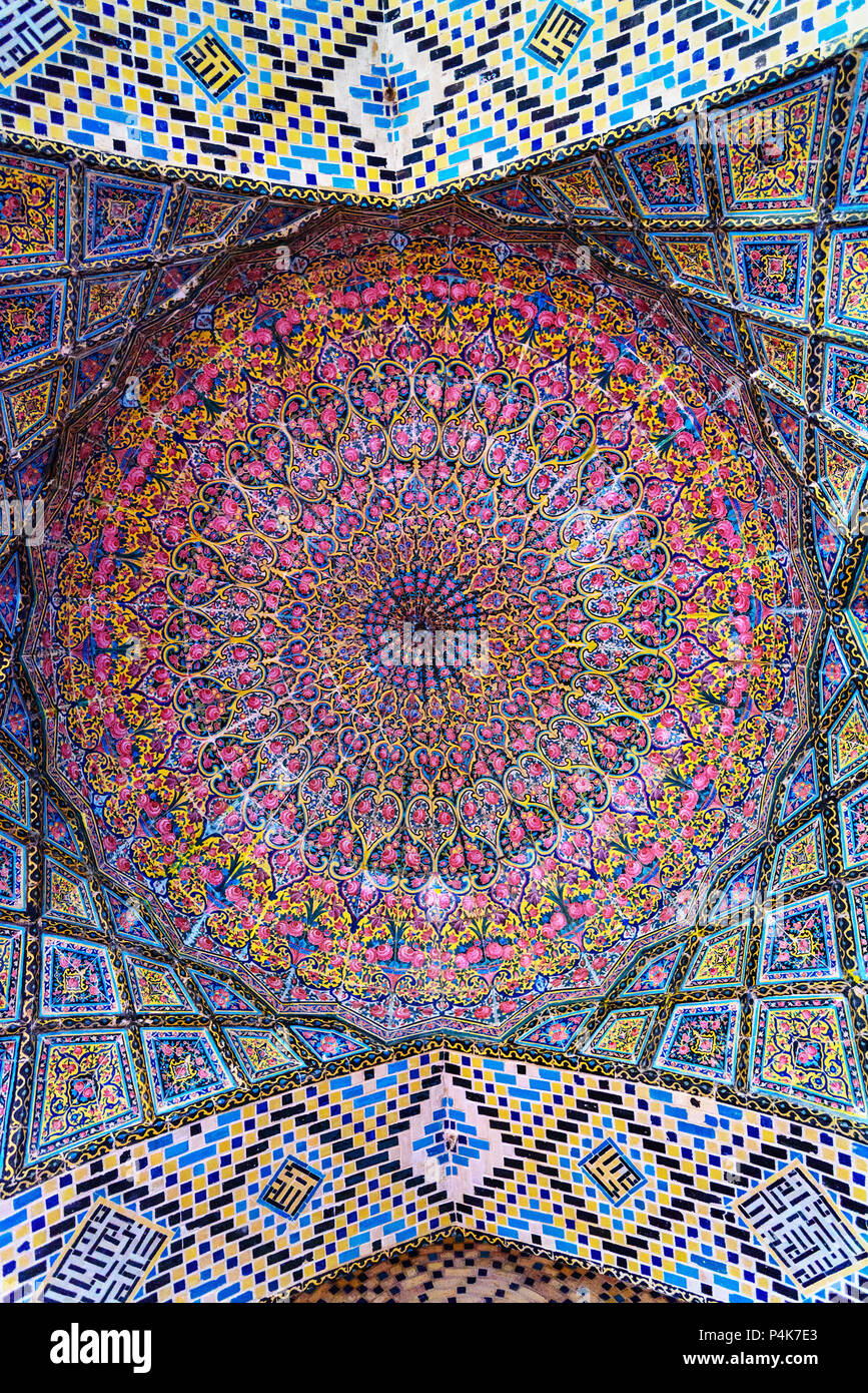 Detail der Decke in Nasir Ol-Molk Moschee, auch bekannt als Rosa Moschee am Morgen. Shiraz. Iran Stockfoto