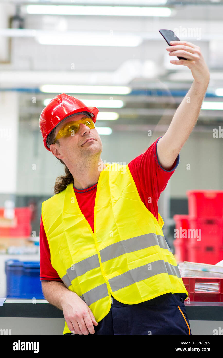 Arbeiter in reflektierende Westen mit roten Helm unter selfie in
