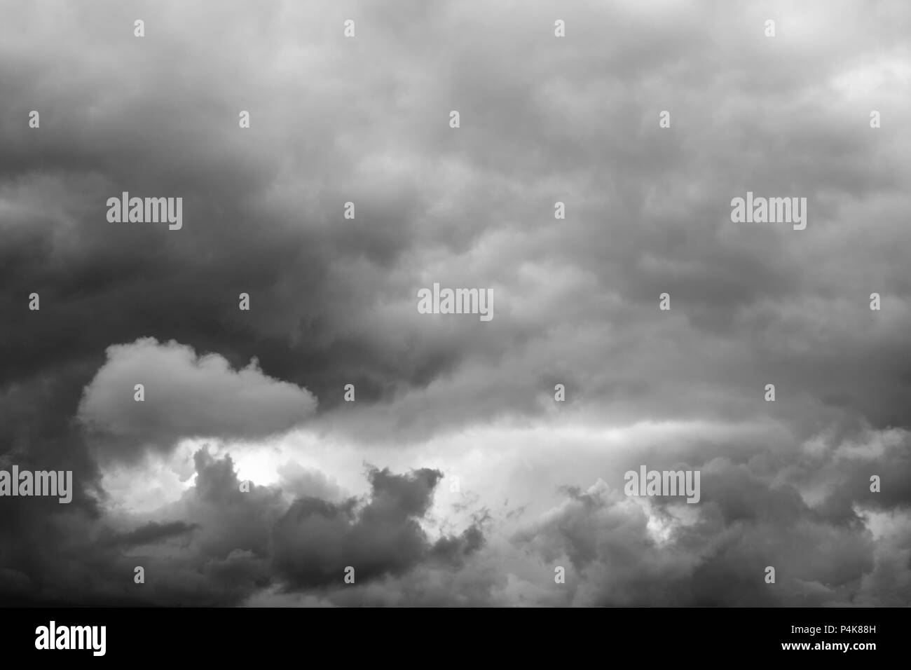 Moody Wolken vor einem Gewitter. Bewölkter Himmel über Horizont. Stockfoto