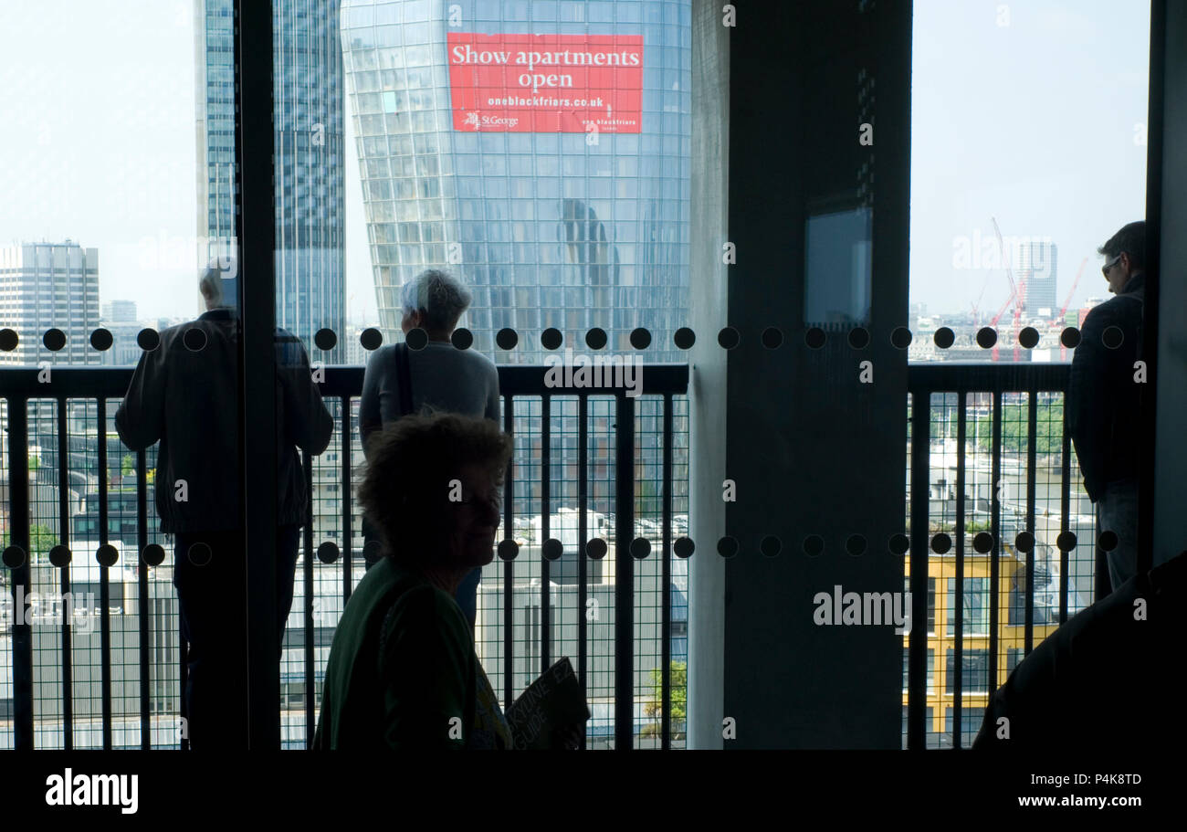 Besucher Blick von einem Balkon in der Tate Modern zu fördern - ein Zeichen neu errichteten Apartments, südlich der Themse in London, Großbritannien, 23. Mai 2018 Stockfoto