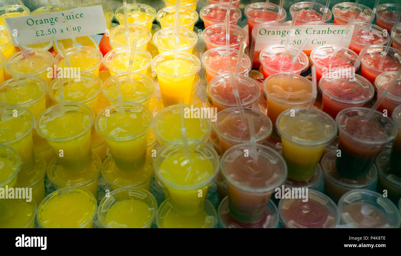 Fruchtsaft ist zum Verkauf in Borough Market angezeigt, am Südufer der Themse in London, Großbritannien am 23. Mai 2018 Stockfoto