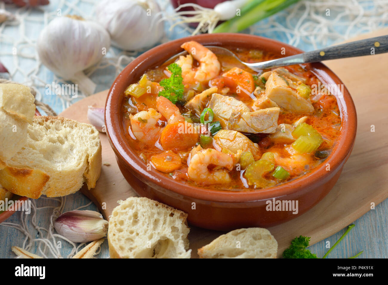 Mediterrane Fischsuppe serviert mit frischem Weißbrot Stockfoto