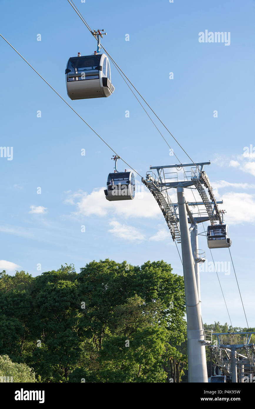 Die Seilbahn führt über die Moskwa, verbindet die Aussichtsplattform im Stadion Vorobyovy Gory-Luzhniki Stockfoto