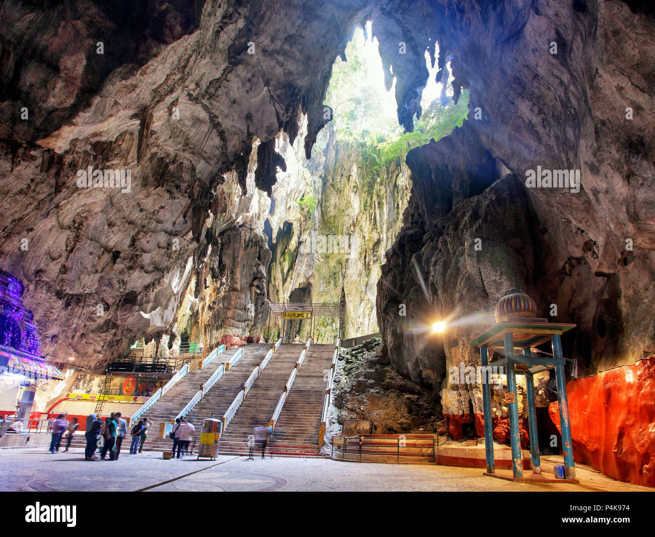 Kuala Lumpur, Malaysia - Februar 5, 2016: die Menschen können gesehen zu erkunden und zu beten, in der Hindu Tempel in Batu Höhlen Kuala Lumpur Malaysia. Stockfoto