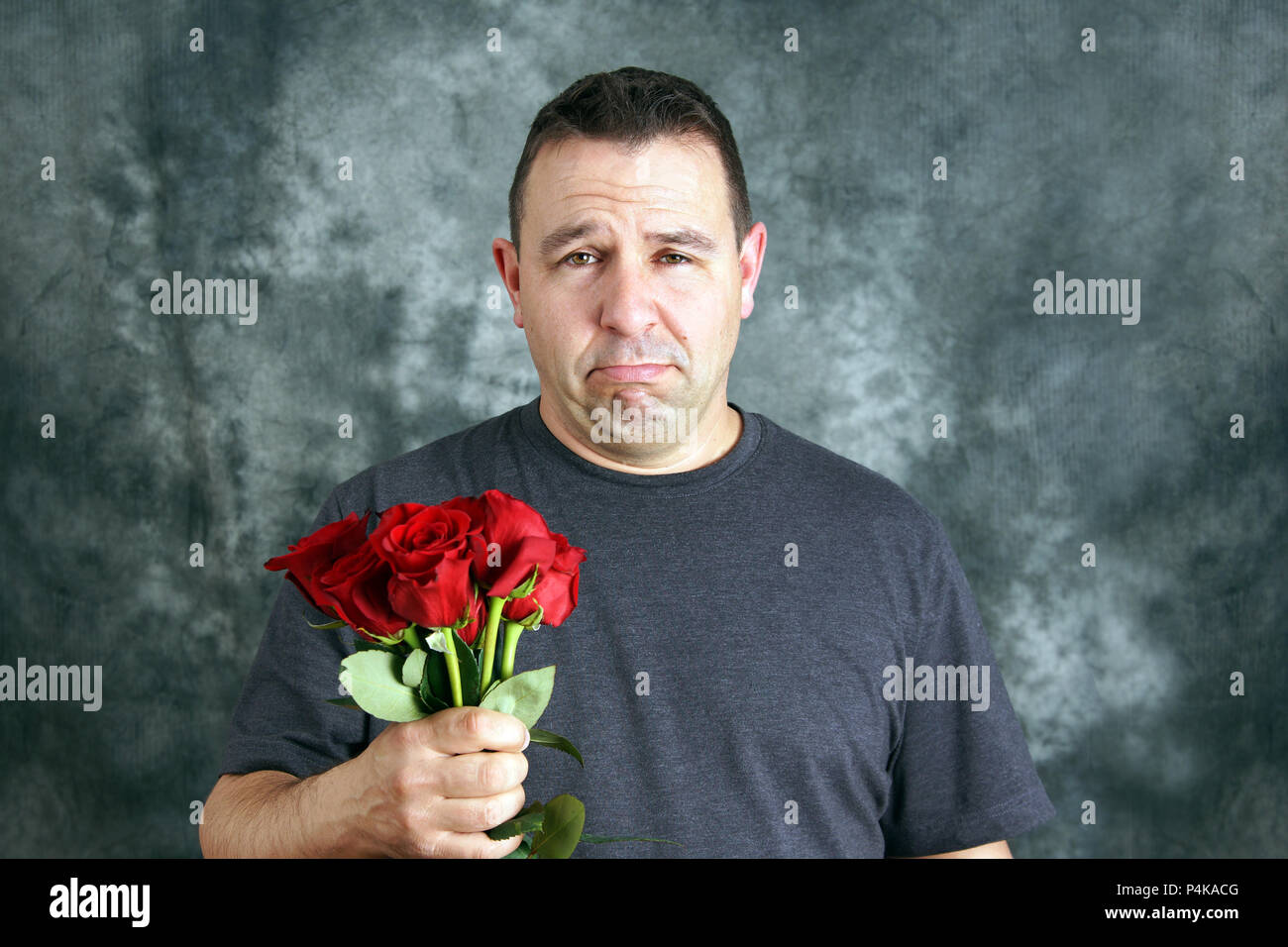 Traurige Liebhaber oder gebrochenen Herzen Mann mit Rosen Konzept Stockfoto