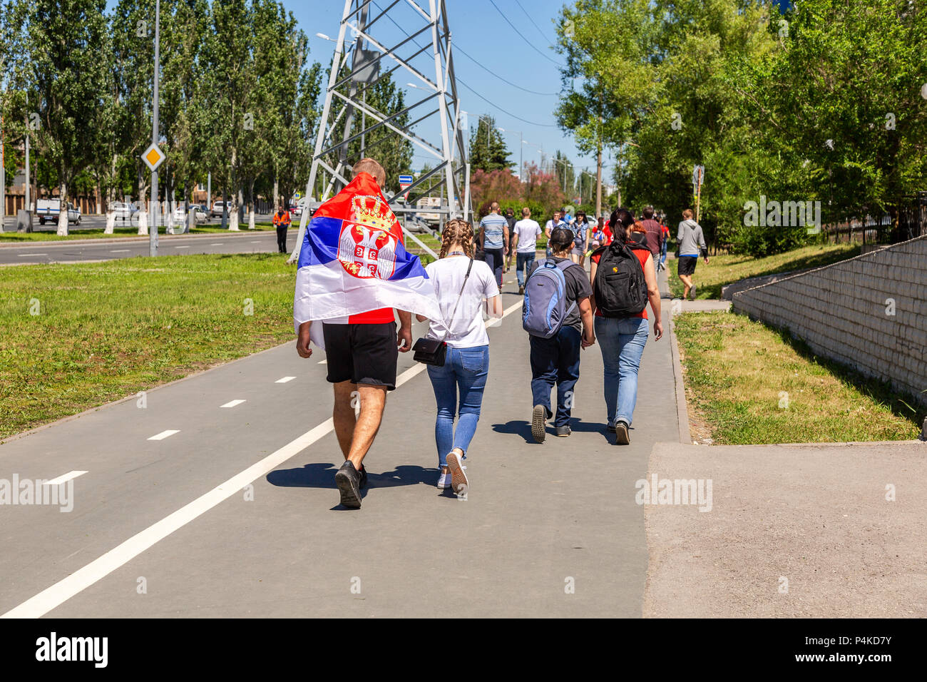 Samara, Russland - 17. Juni 2018: Fußball-Fans mit Flagge Serbiens auf der Straße der Stadt während der FIFA Fussball-Weltmeisterschaft 2018 Stockfoto