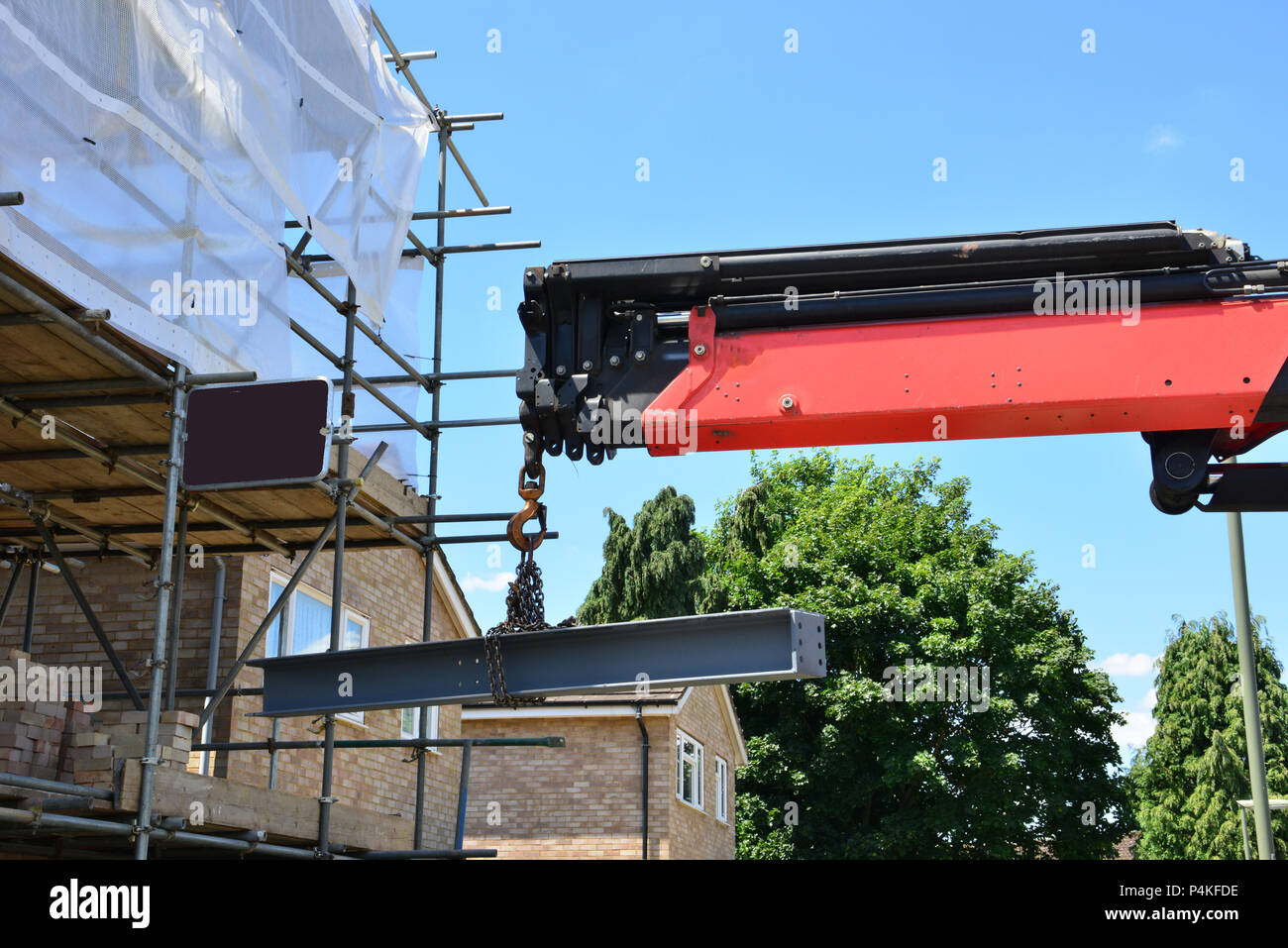 Ein Kran einen Balken in Position. Stockfoto