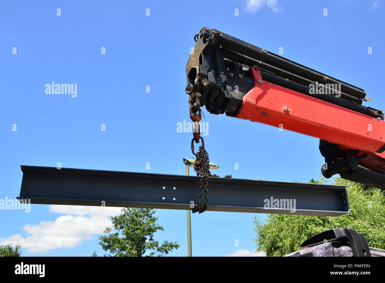 Ein Kran einen Balken in Position. Stockfoto