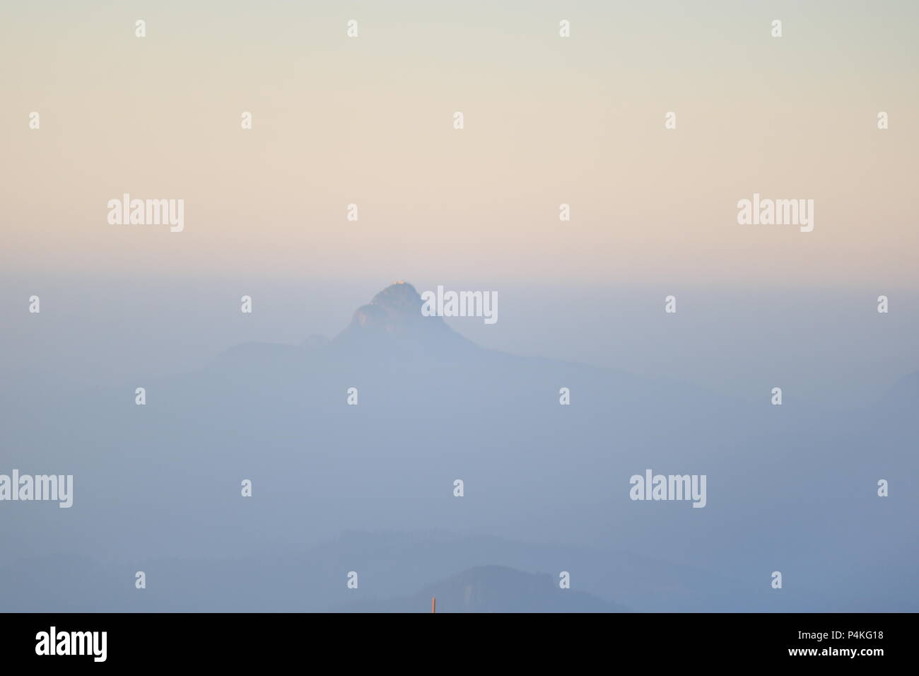 Anzeigen von Adam's Peak durch Nebel, Sri Lanka Stockfoto