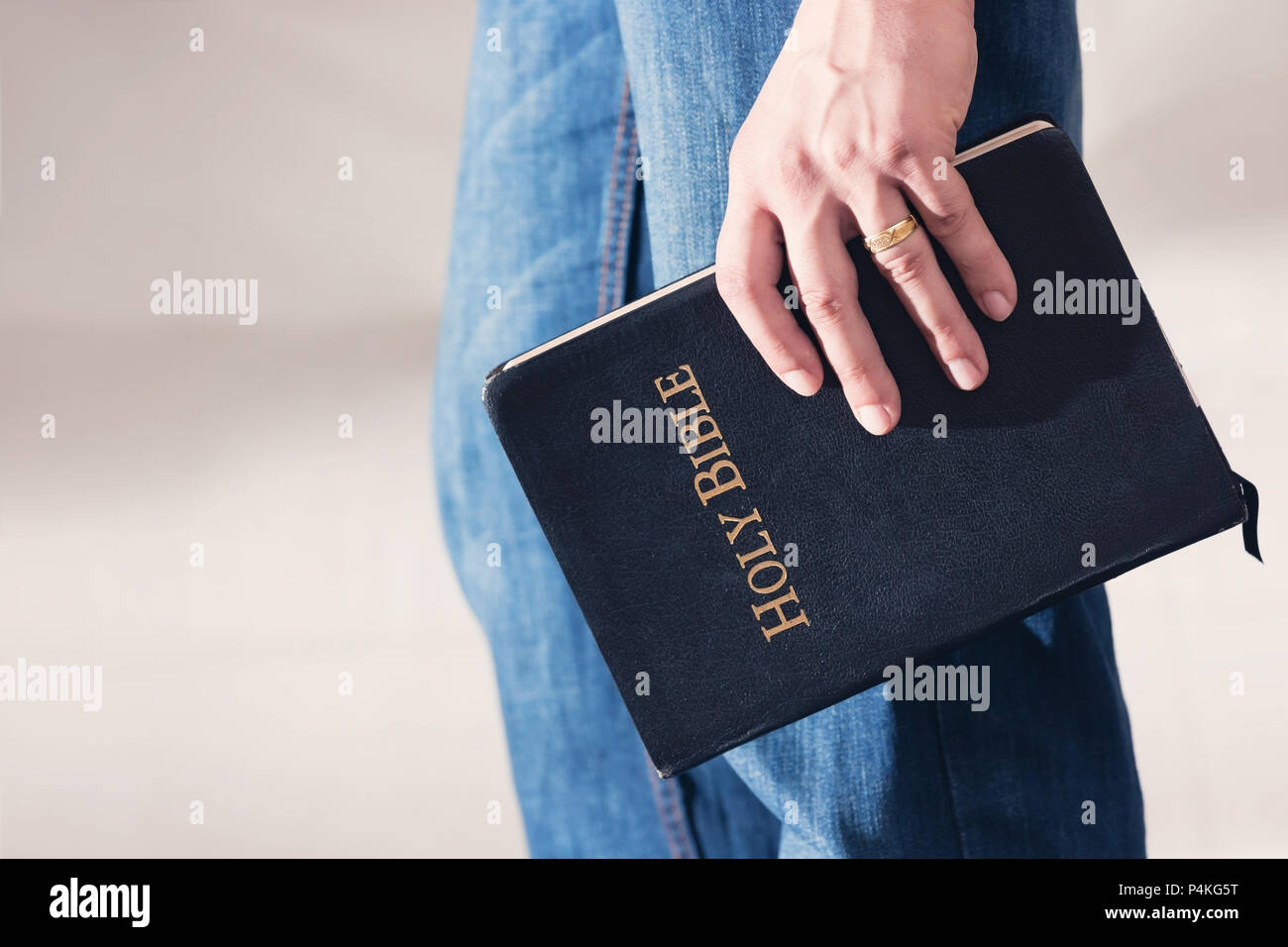 Erwachsene Männchen halten das Wort Gottes Stockfoto