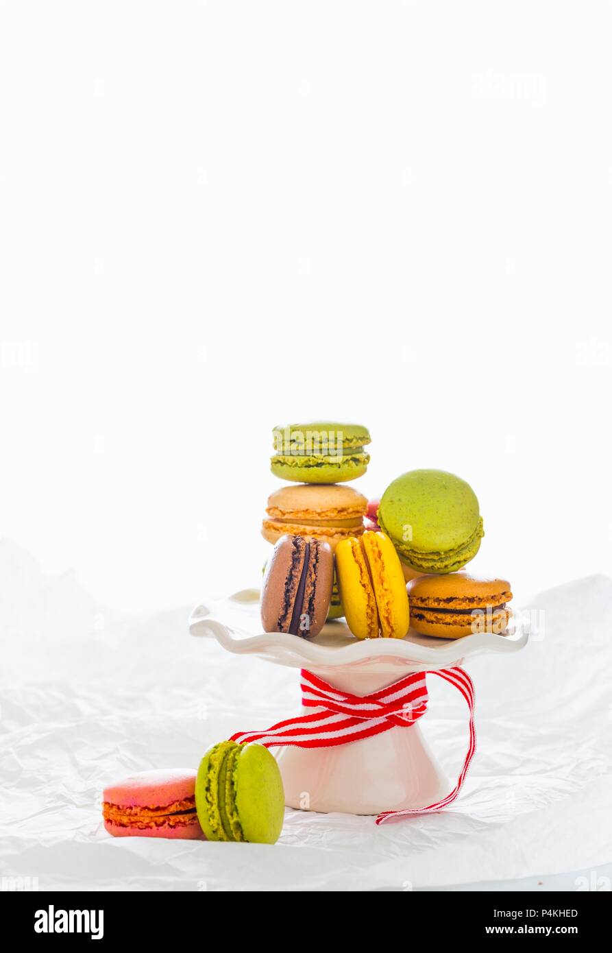 Sortierte bunte Macarons auf Kuchen Stand Stockfoto