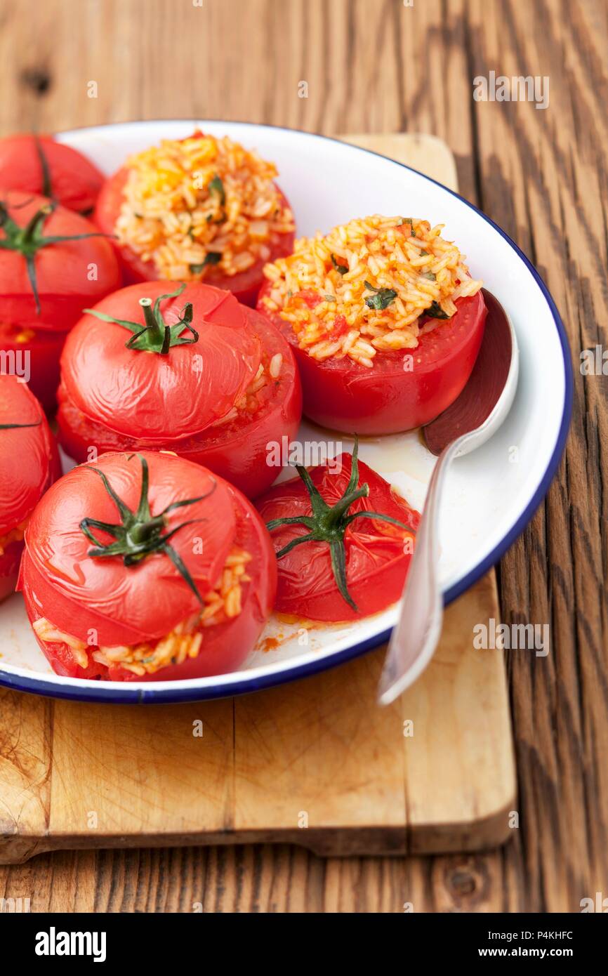 Gebackene Tomaten gefüllt mit Reis Stockfoto