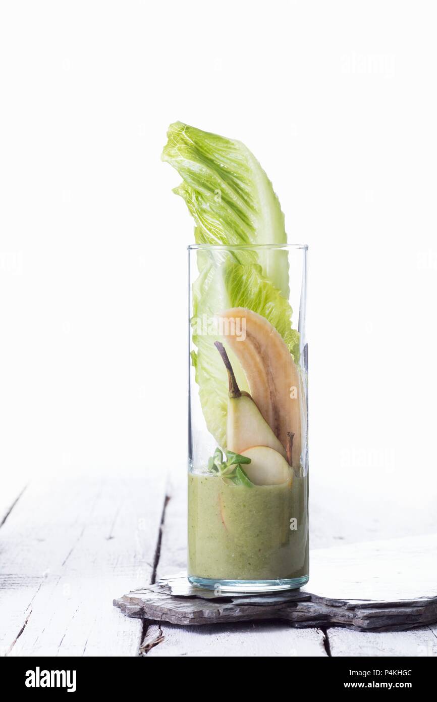 Ein Eisbergsalat, Banane und Birne smoothie Stockfoto