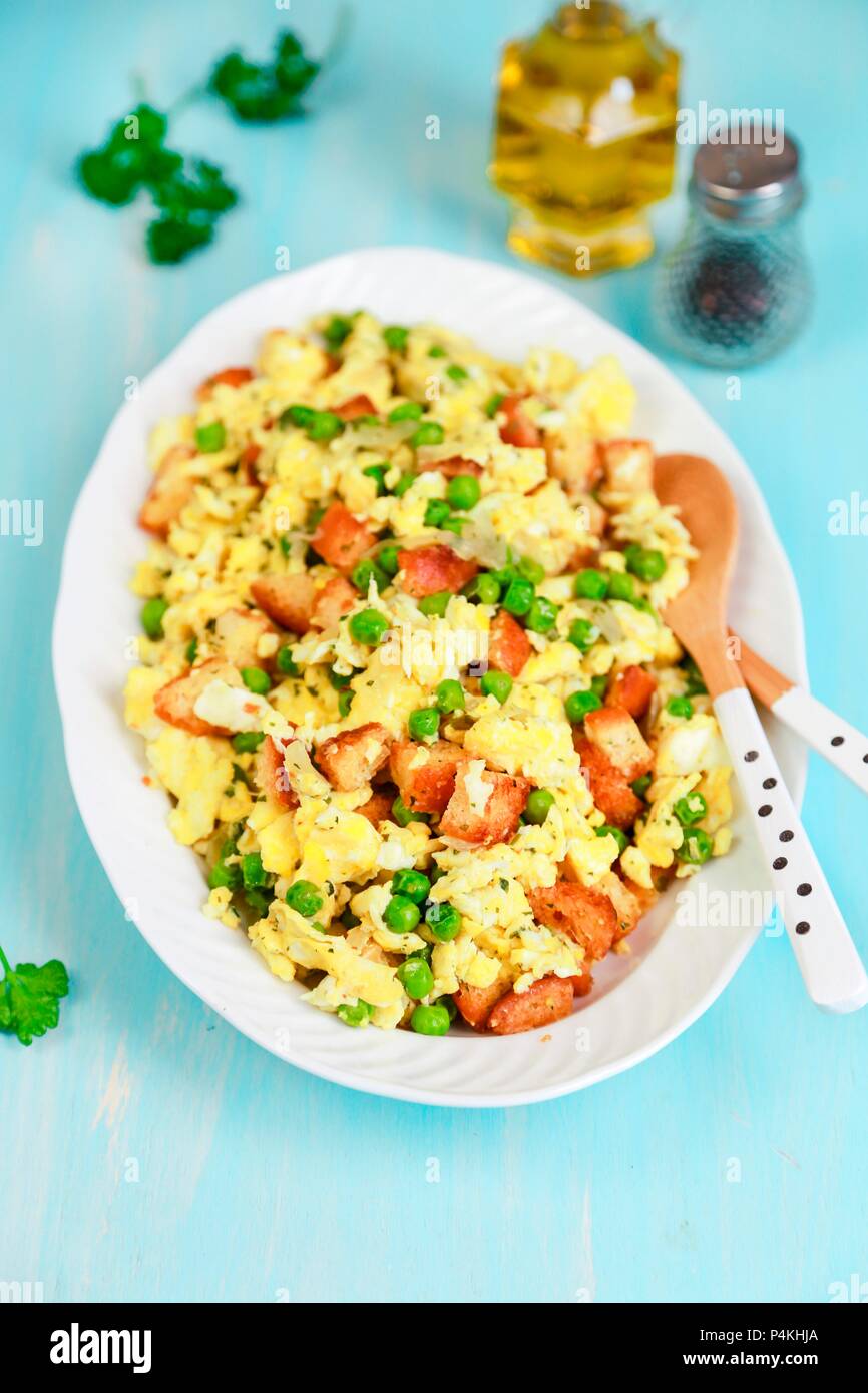 Eier mit gebratenem Brot Erbsen und Frühlingszwiebeln Stockfoto