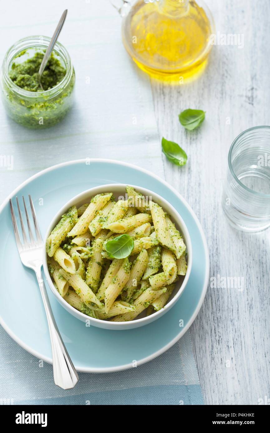 Penne mit Basilikum Pesto Stockfoto