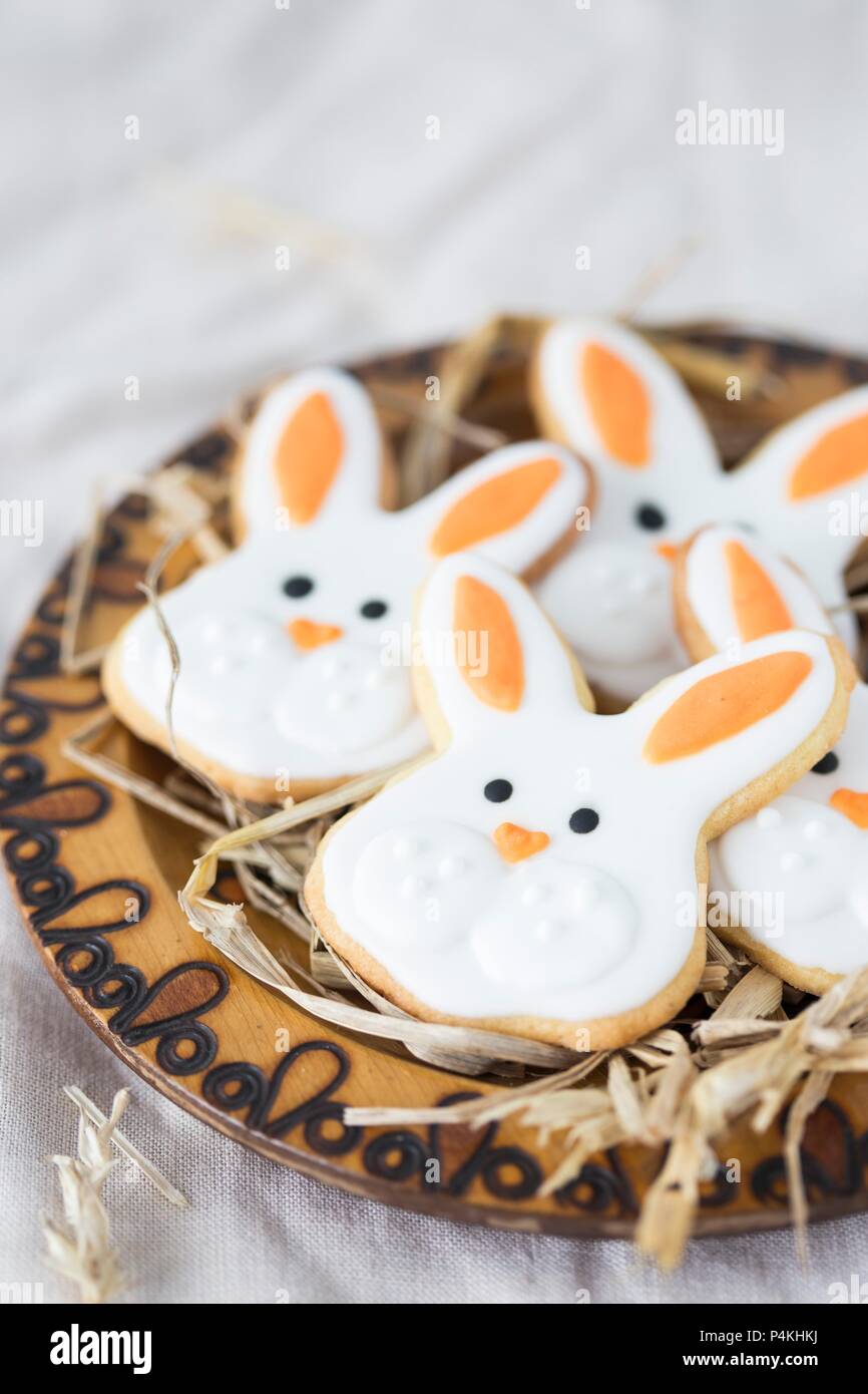 Osterhase Cookies auf einer Holzplatte mit Stroh Stockfoto