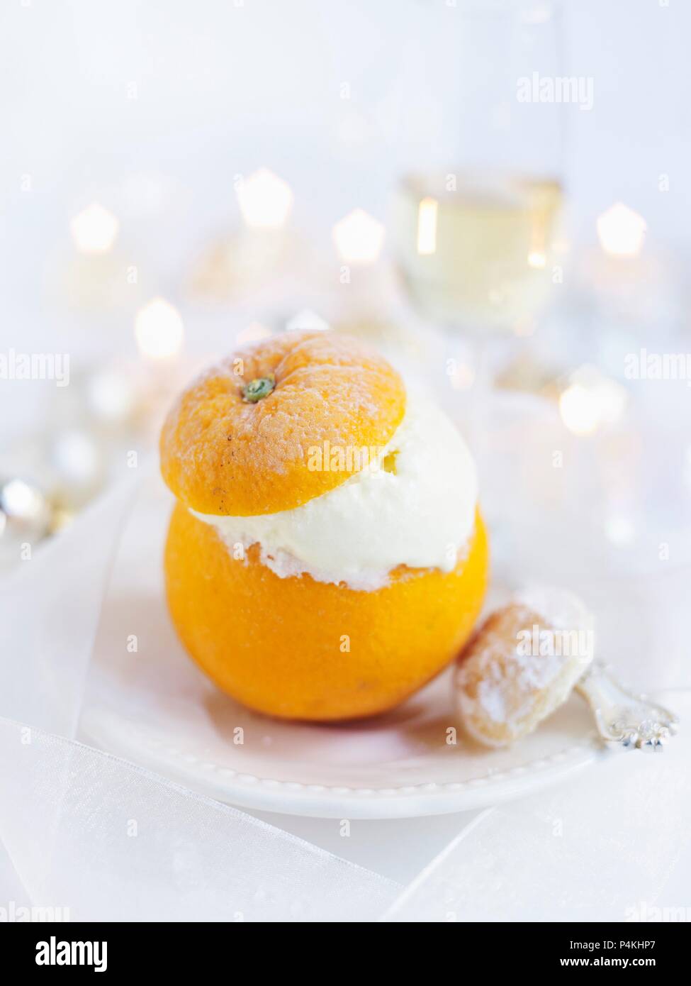 Eine orange gefüllt mit Eis (Weihnachten) Stockfoto