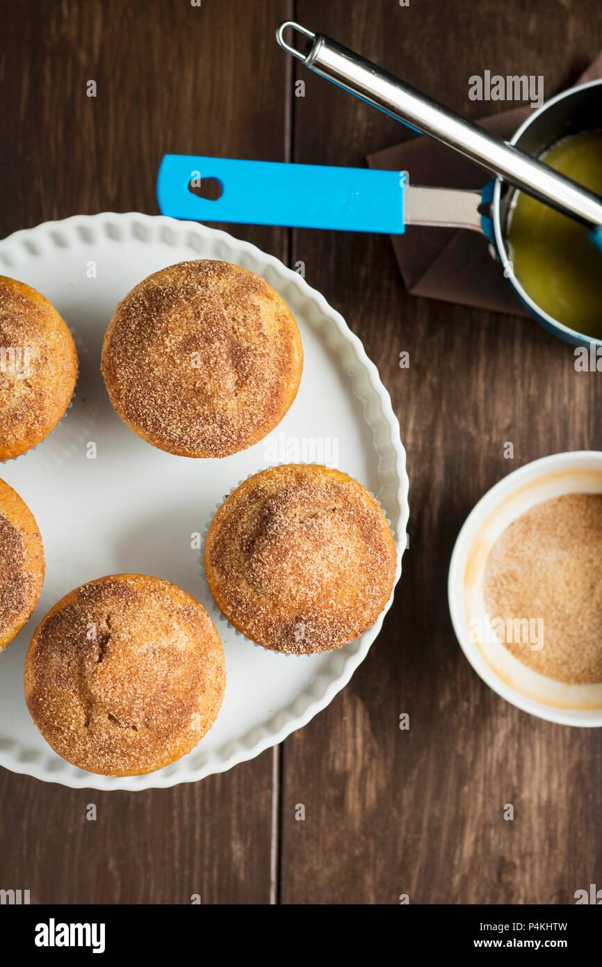 Nutella donut Muffins bestäubt mit Zimt Zucker Stockfoto