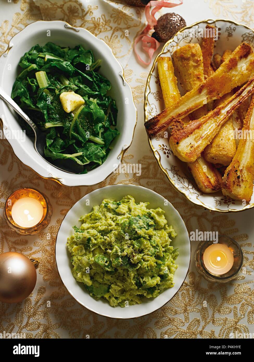 Weihnachten Beilagen: Rosenkohl, Mash, Mangold und Pastinake mit Käse Stockfoto