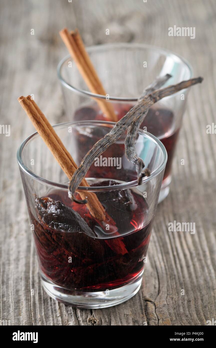 Getrocknete Pflaumen in Rotwein und Rum Stockfoto