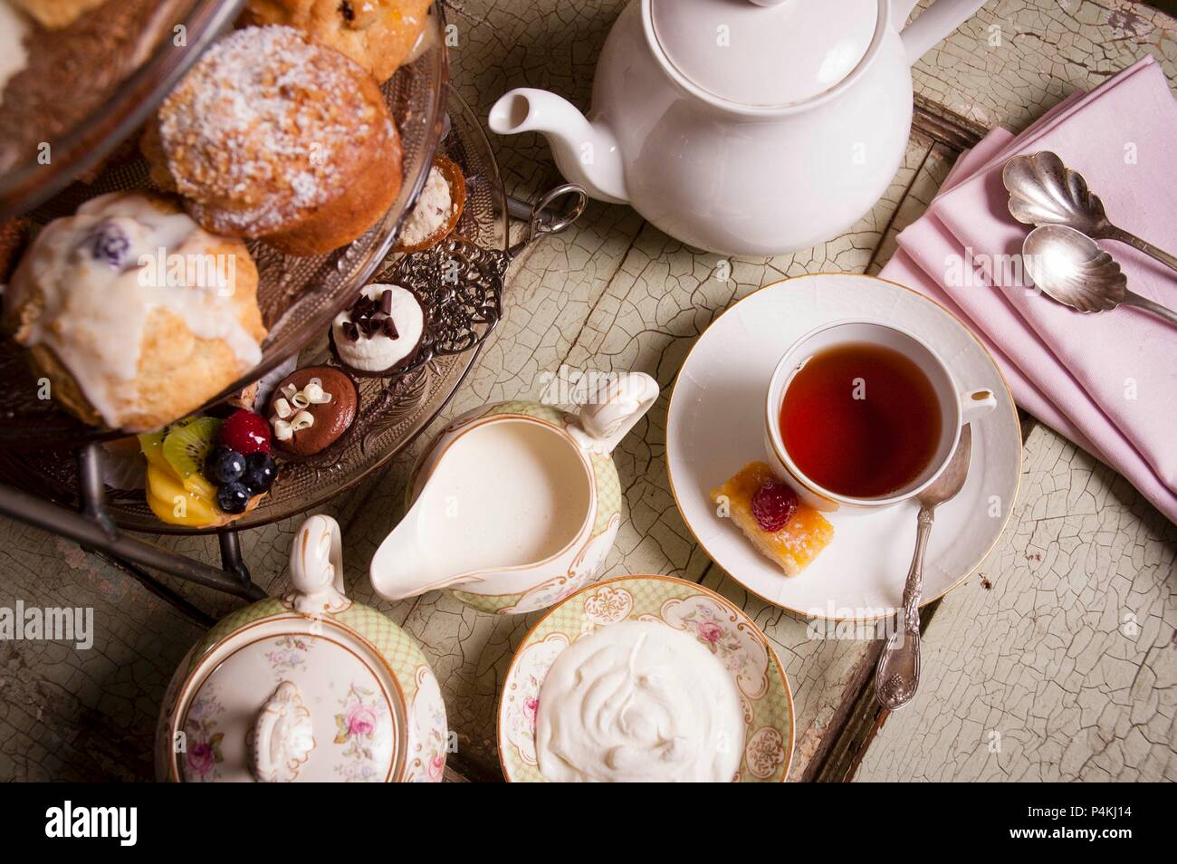 Tee: Tee am Nachmittag mit Kuchen und Pralinen (von oben gesehen) Stockfoto