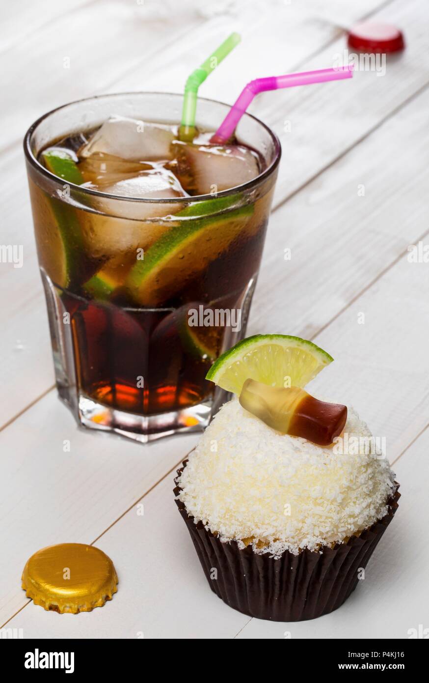 Ein Cuba Libre Cupcake und der Cocktail mit dem gleichen Namen Stockfoto
