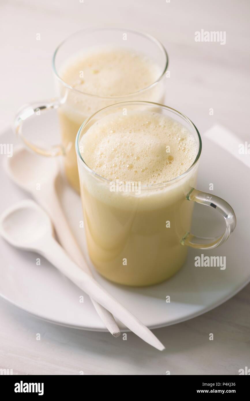 Goldene Milch (ein Getränk mit Kurkuma, Mandelmilch und Kokosöl) Stockfoto