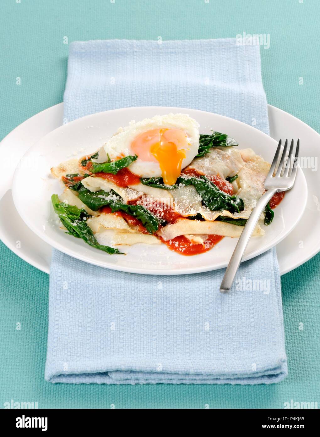 Lasagne di Bereich carasau (Brot backen mit Spiegelei, Italien) Stockfoto